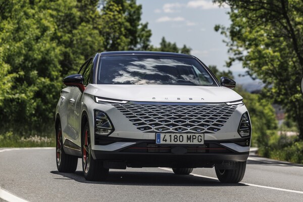 Frente estilizado del Omoda 5 que destaca su diseño moderno. Frente estilizado del Omoda 5 que destaca su diseño moderno.