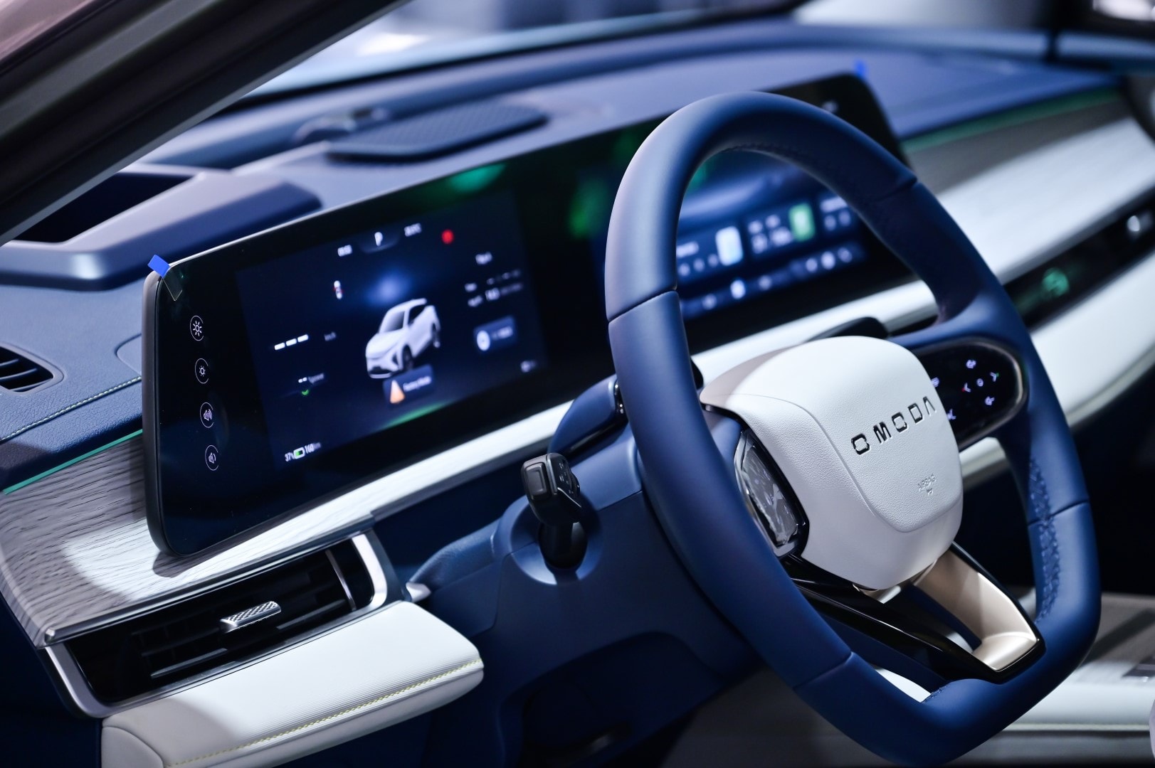 Pantalla táctil central, interfaz de usuario intuitiva y moderna.