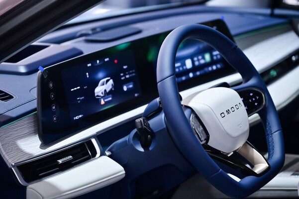 Pantalla táctil central, interfaz de usuario intuitiva y moderna. Pantalla táctil central, interfaz de usuario intuitiva y moderna.