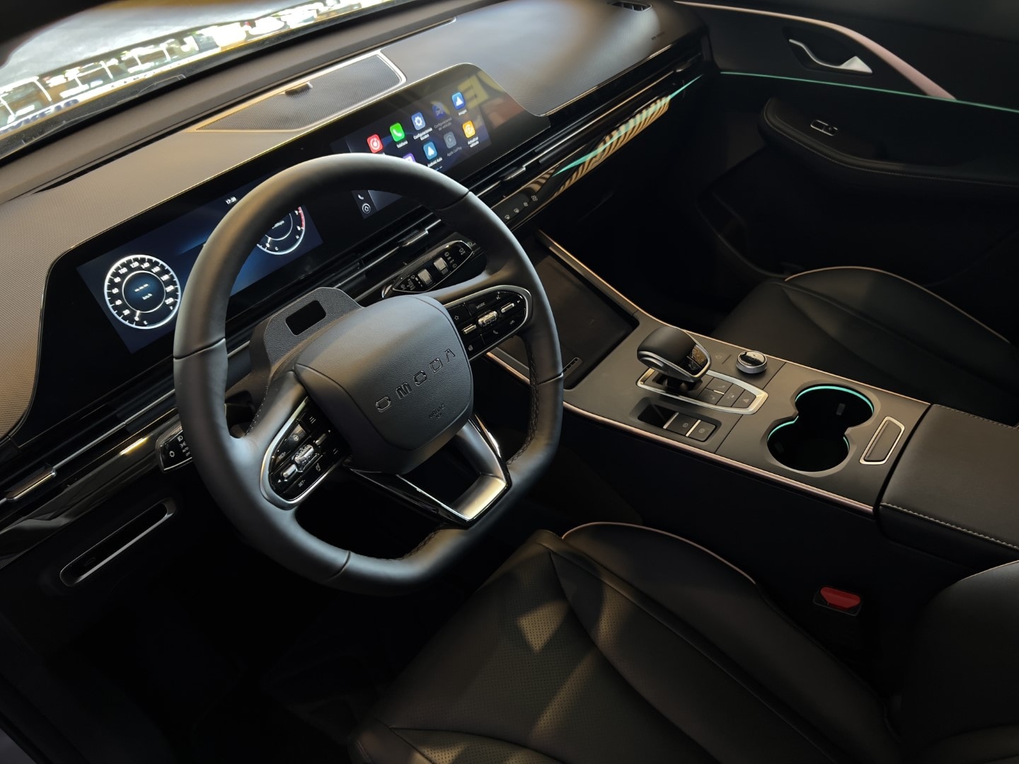 Interior centrado en el volante multifuncional del Omoda 5.