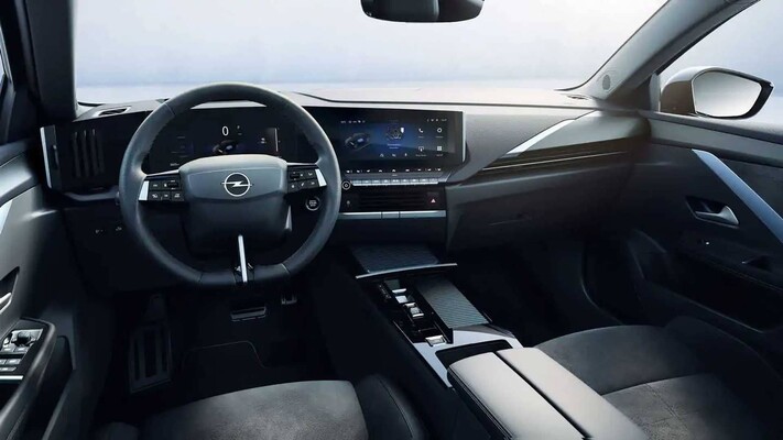 Cabina moderna del Opel Astra con enfoque en asientos y panel. Cabina moderna del Opel Astra con enfoque en asientos y panel.