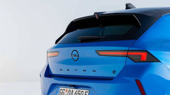 Detalle de la trasera del Opel Astra eléctrico enfocando ópticas y diseño. Detalle de la trasera del Opel Astra eléctrico enfocando ópticas y diseño.