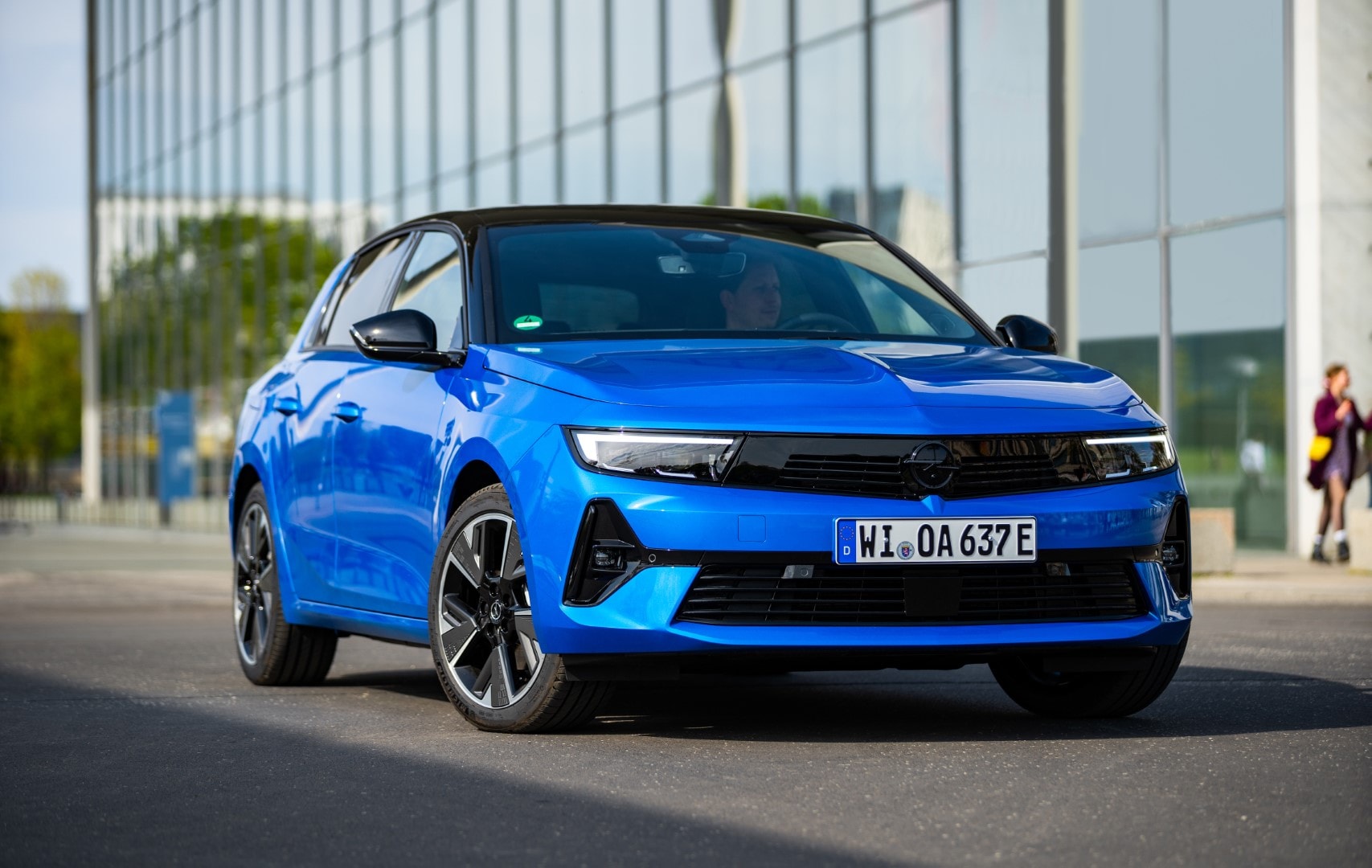 Perspectiva frontal-lateral del Opel Astra eléctrico, destacando líneas y ángulos.