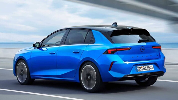 Imagen de la parte trasera y lateral del Opel Astra eléctrico. Imagen de la parte trasera y lateral del Opel Astra eléctrico.