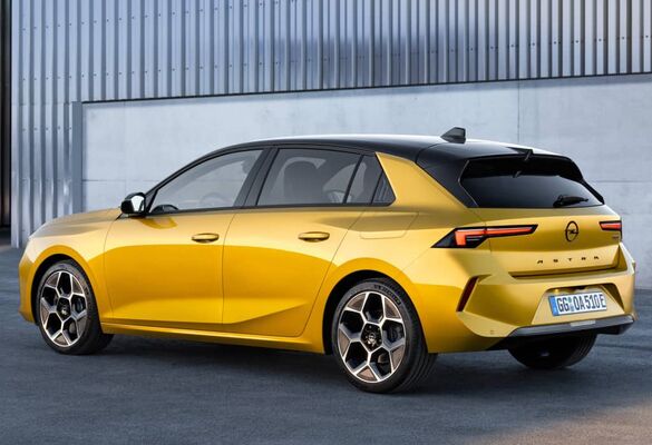 Diseño trasero y lateral del Opel Astra híbrido en color amarillo vibrante. Diseño trasero y lateral del Opel Astra híbrido en color amarillo vibrante.