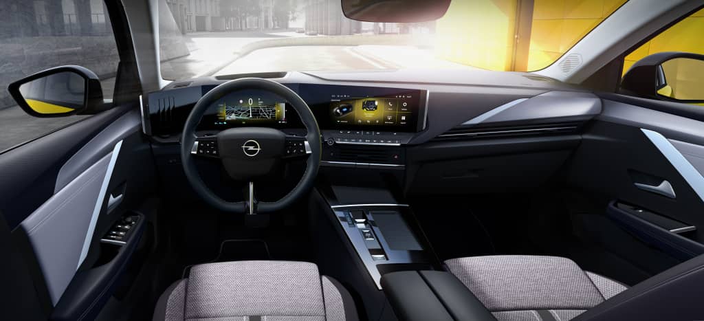 Cabina sofisticada con diseño moderno y pantalla digital del Opel Astra híbrido.