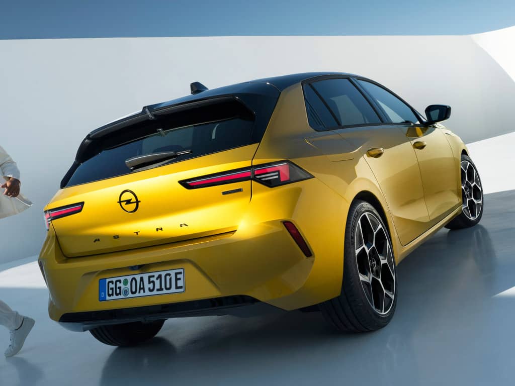 Líneas marcadas y aerodinámicas en la trasera y techo del Opel Astra híbrido.