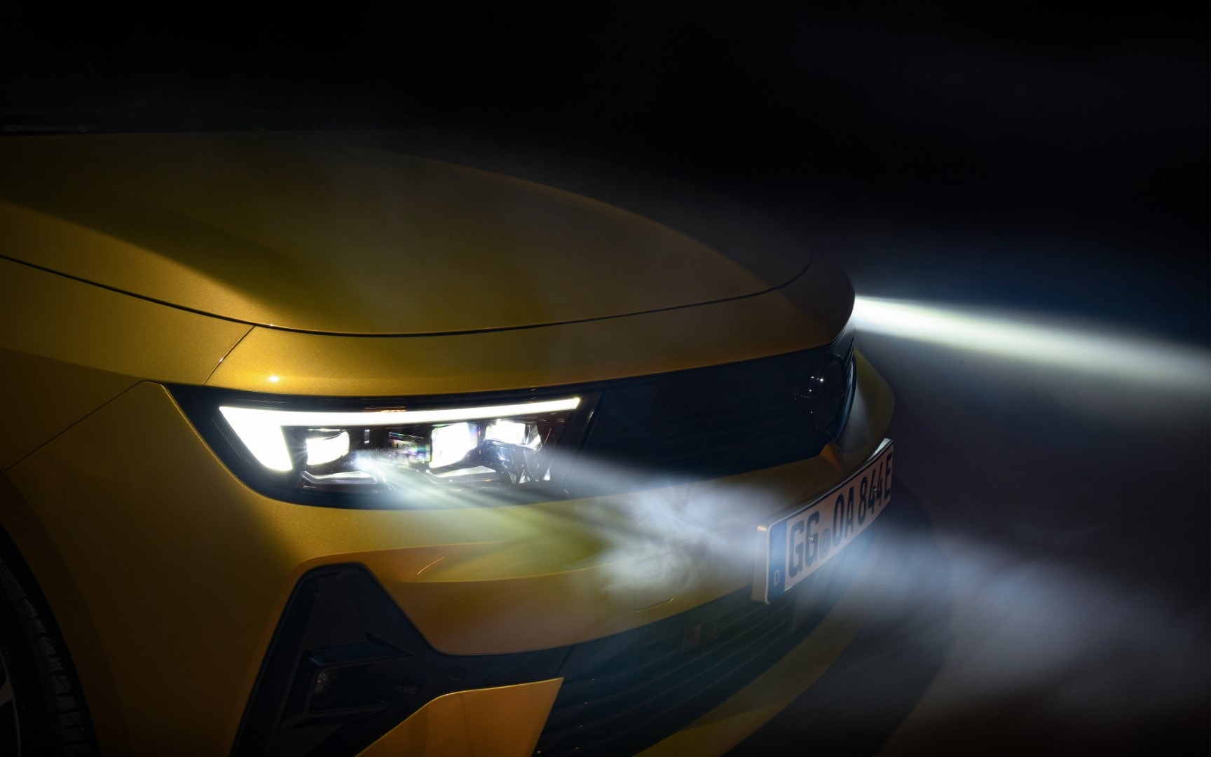 Tecnología de iluminación LED del Opel Astra híbrido en un entorno oscuro.