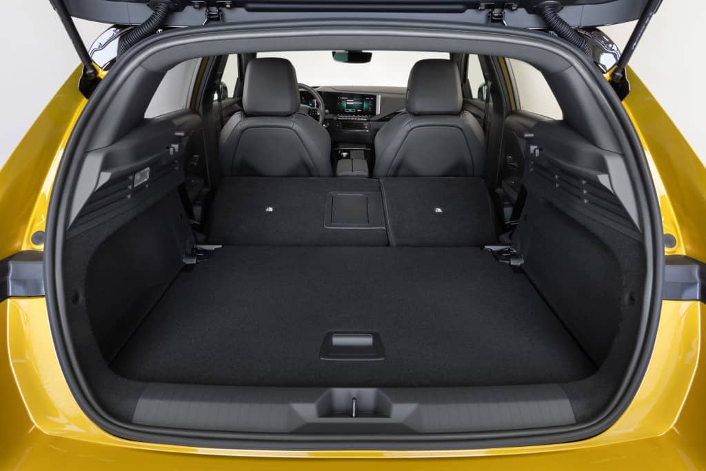 Capacidad y versatilidad del maletero del Opel Astra híbrido, ideal para viajes.