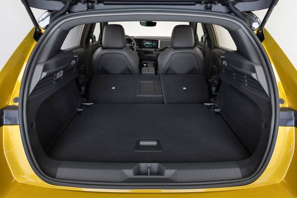 Capacidad y versatilidad del maletero del Opel Astra híbrido, ideal para viajes. Capacidad y versatilidad del maletero del Opel Astra híbrido, ideal para viajes.
