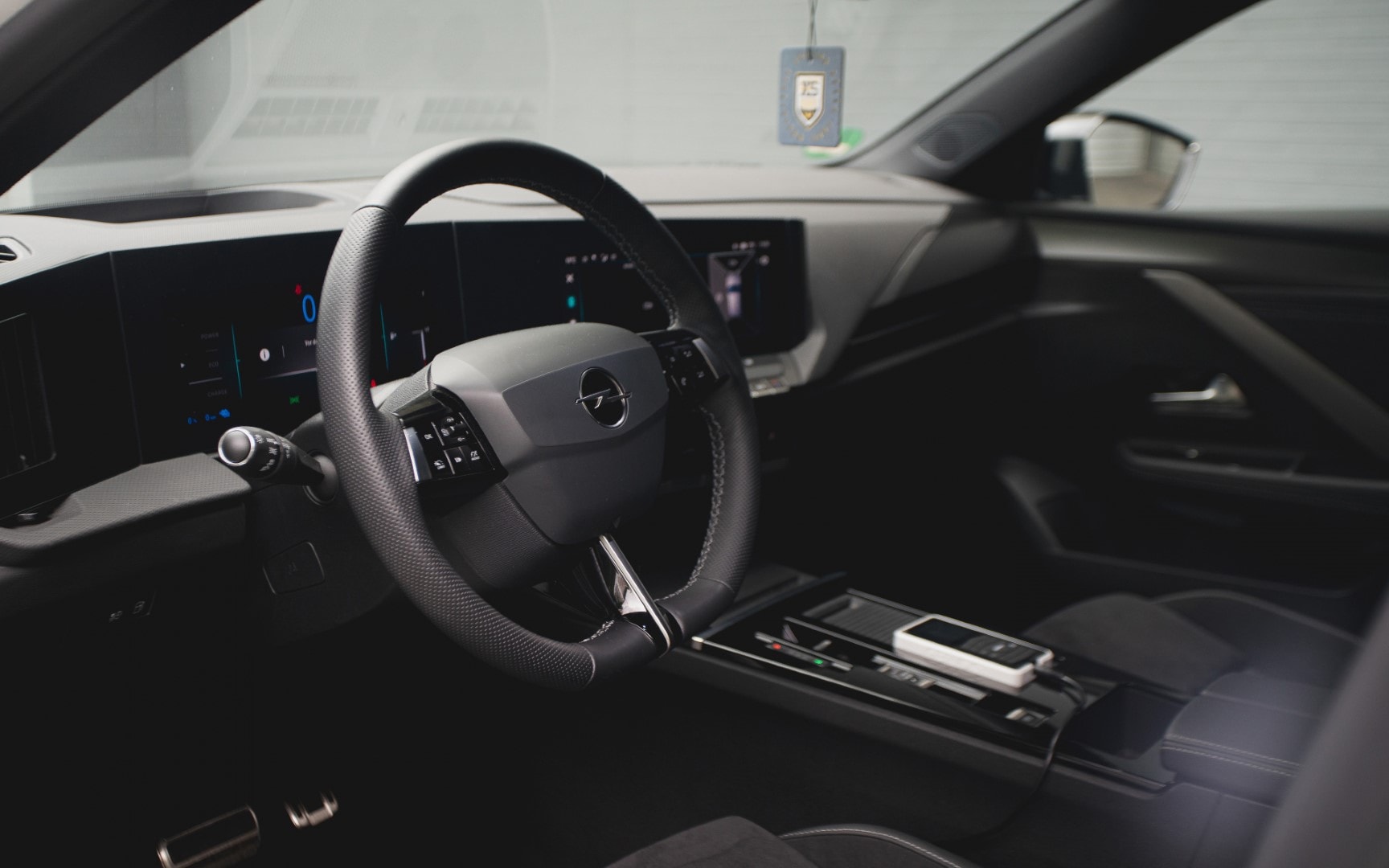 Vista general del interior del Opel Astra híbrido, mostrando su elegancia y diseño.