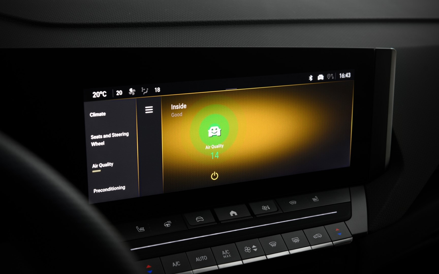 Pantalla de infotainment destacando funcionalidades de sistema híbrido.