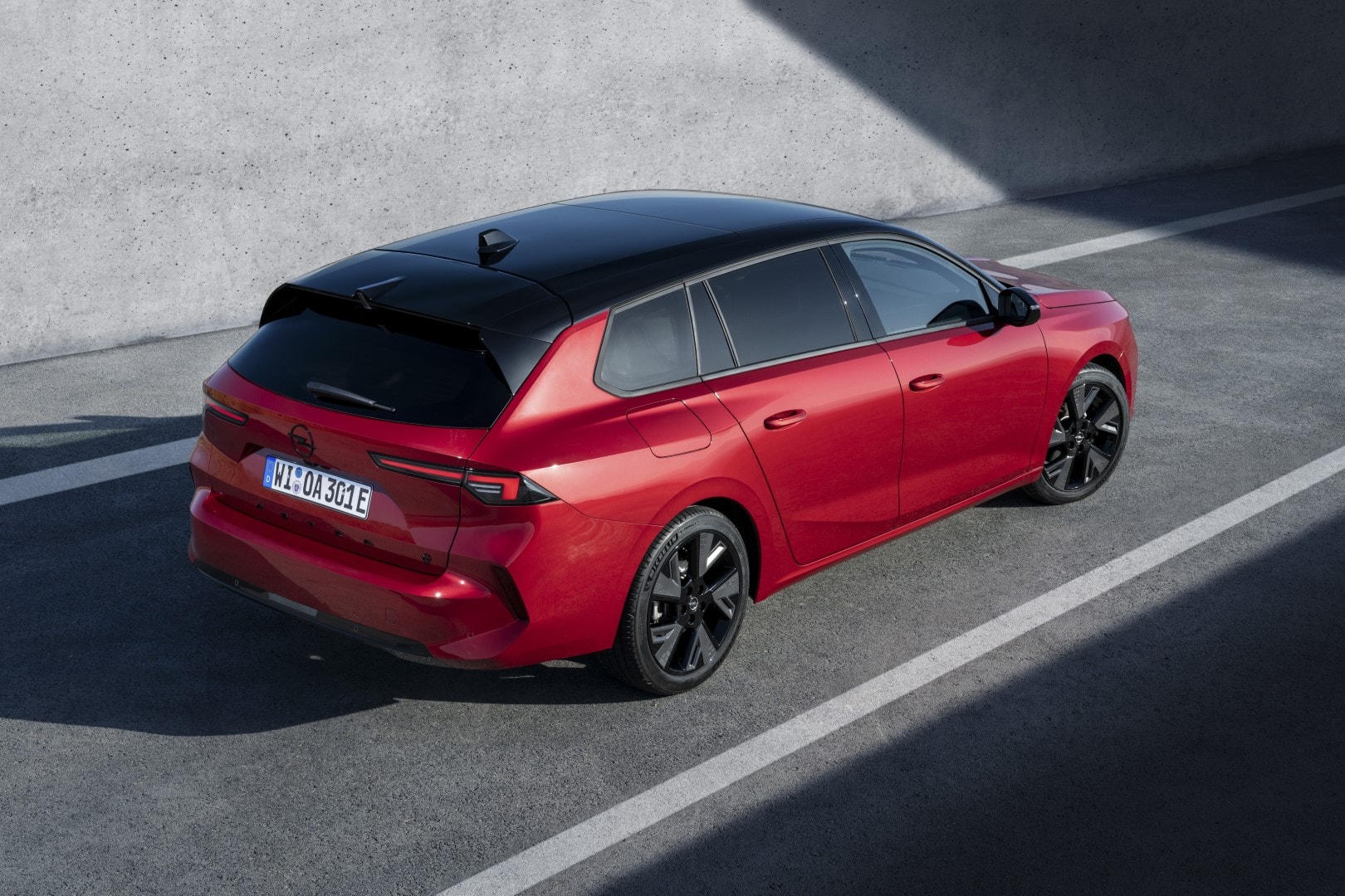 Ángulo aéreo trasero del Astra Sports Tourer enfatizando su diseño.