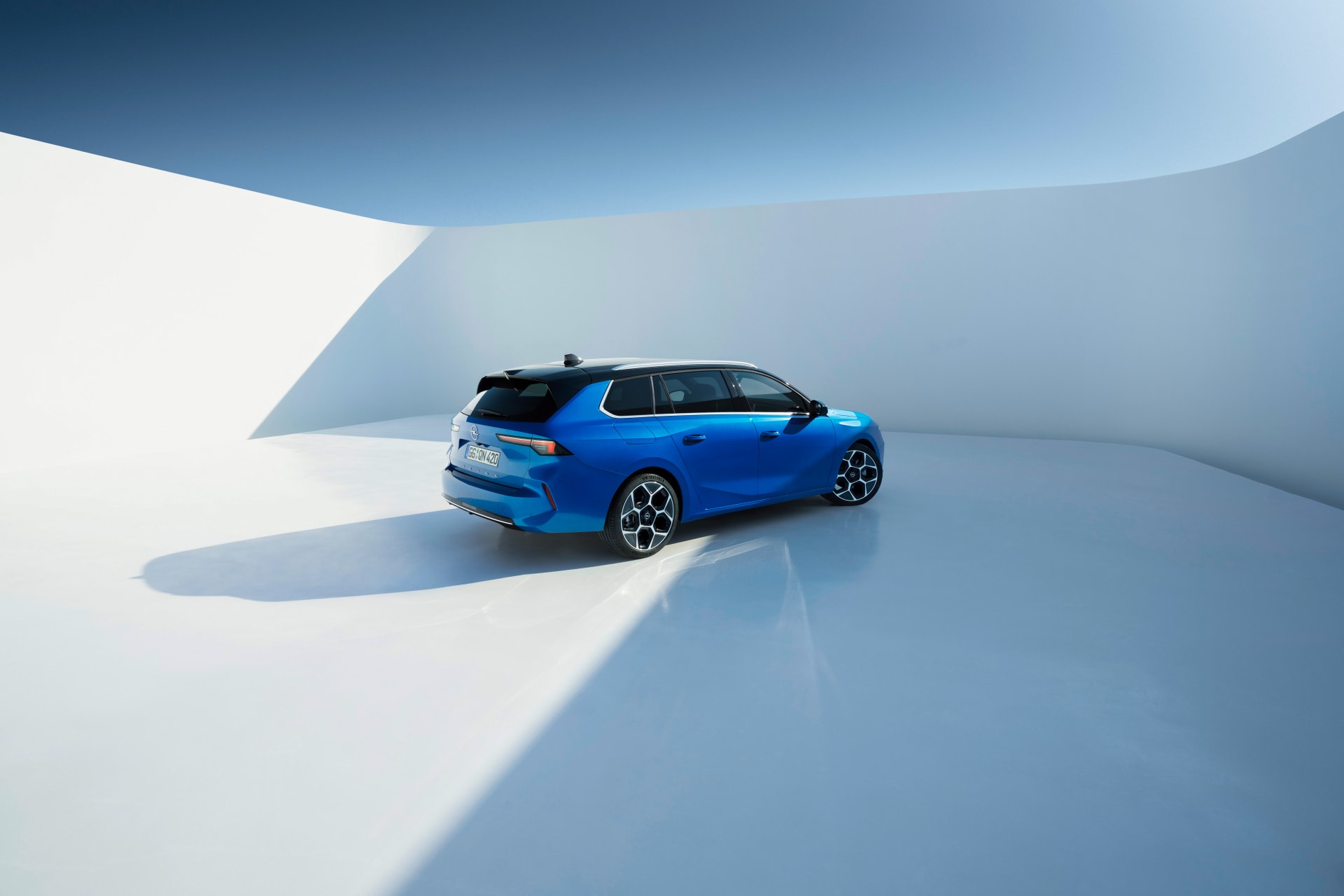 Vista lateral resaltando la línea deportiva y aerodinámica.