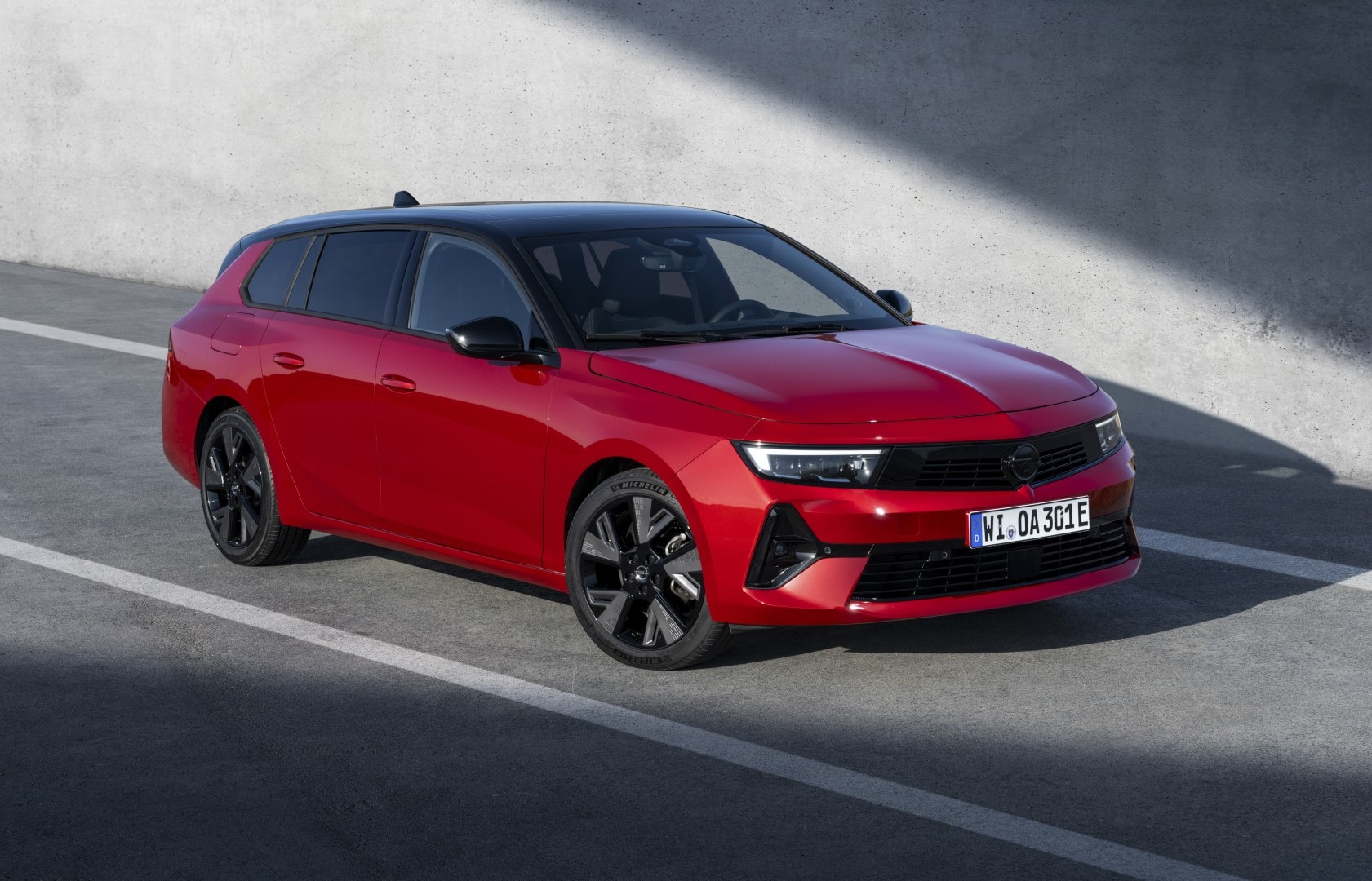 Vista del Astra Sports Tourer que muestra el diseño frontal y lateral.