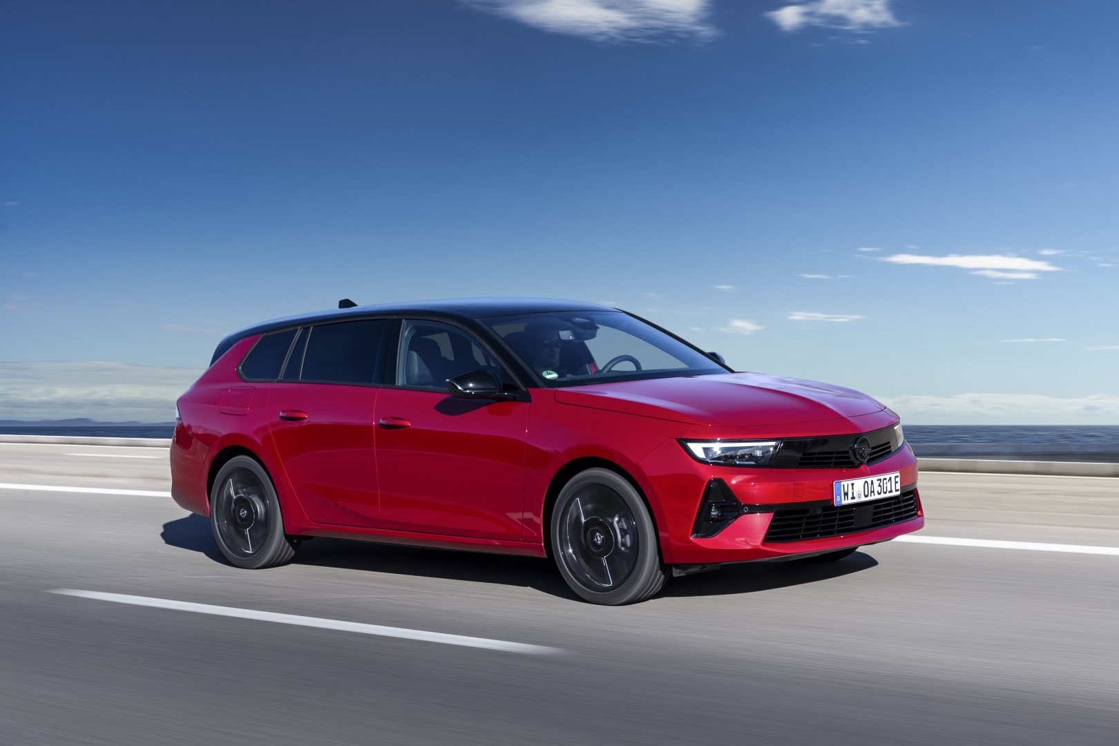 Perfil elegante del Astra Sports Tourer en movimiento.