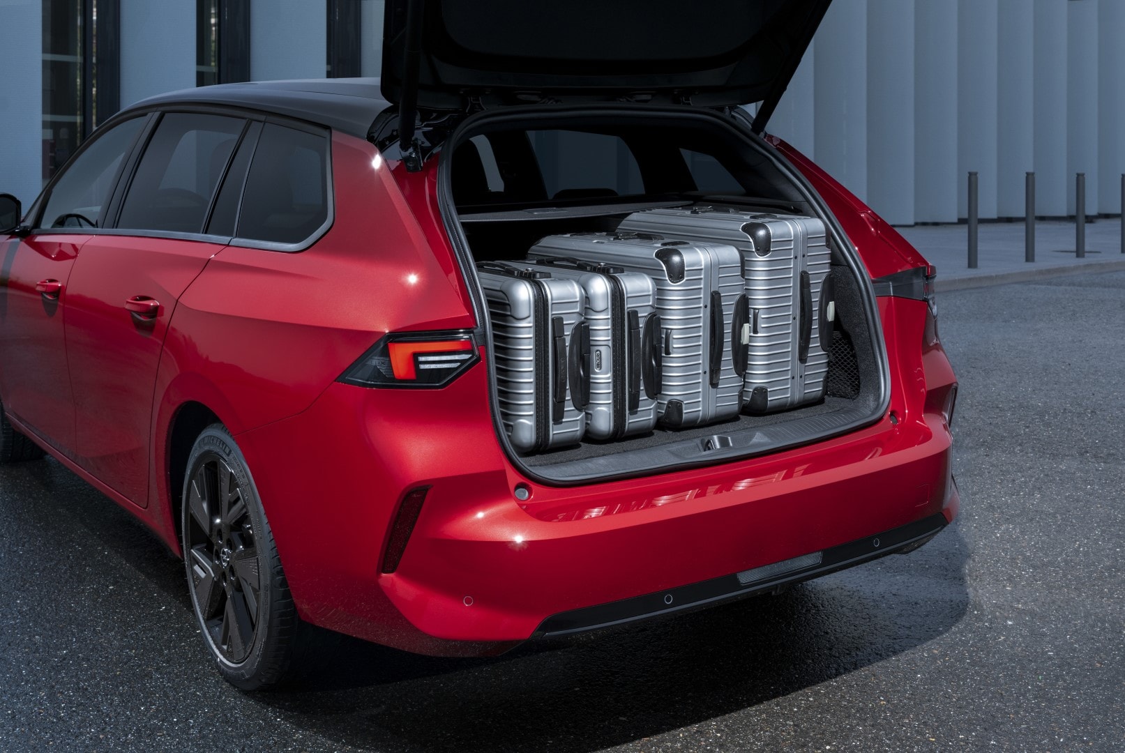 Opel Astra Sports Tourer con el maletero abierto mostrando capacidad de carga.