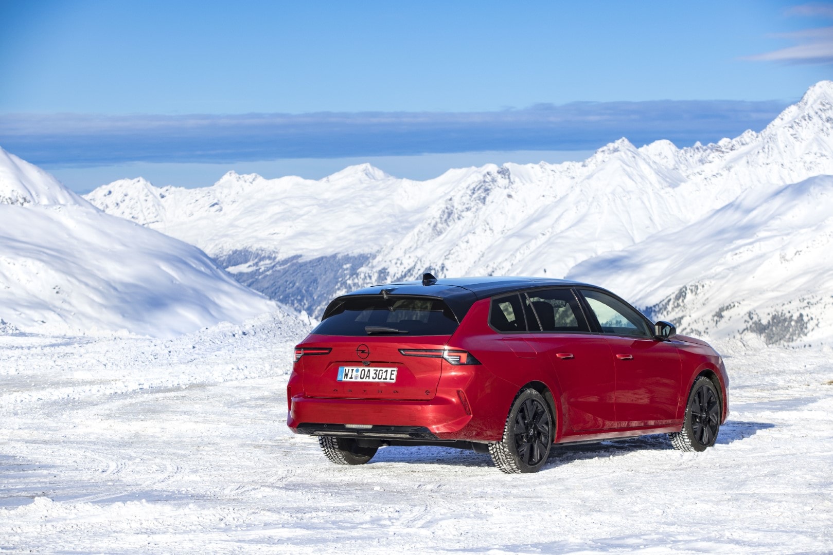 Astra Sports Tourer exhibiendo su silueta bajo paisaje invernal