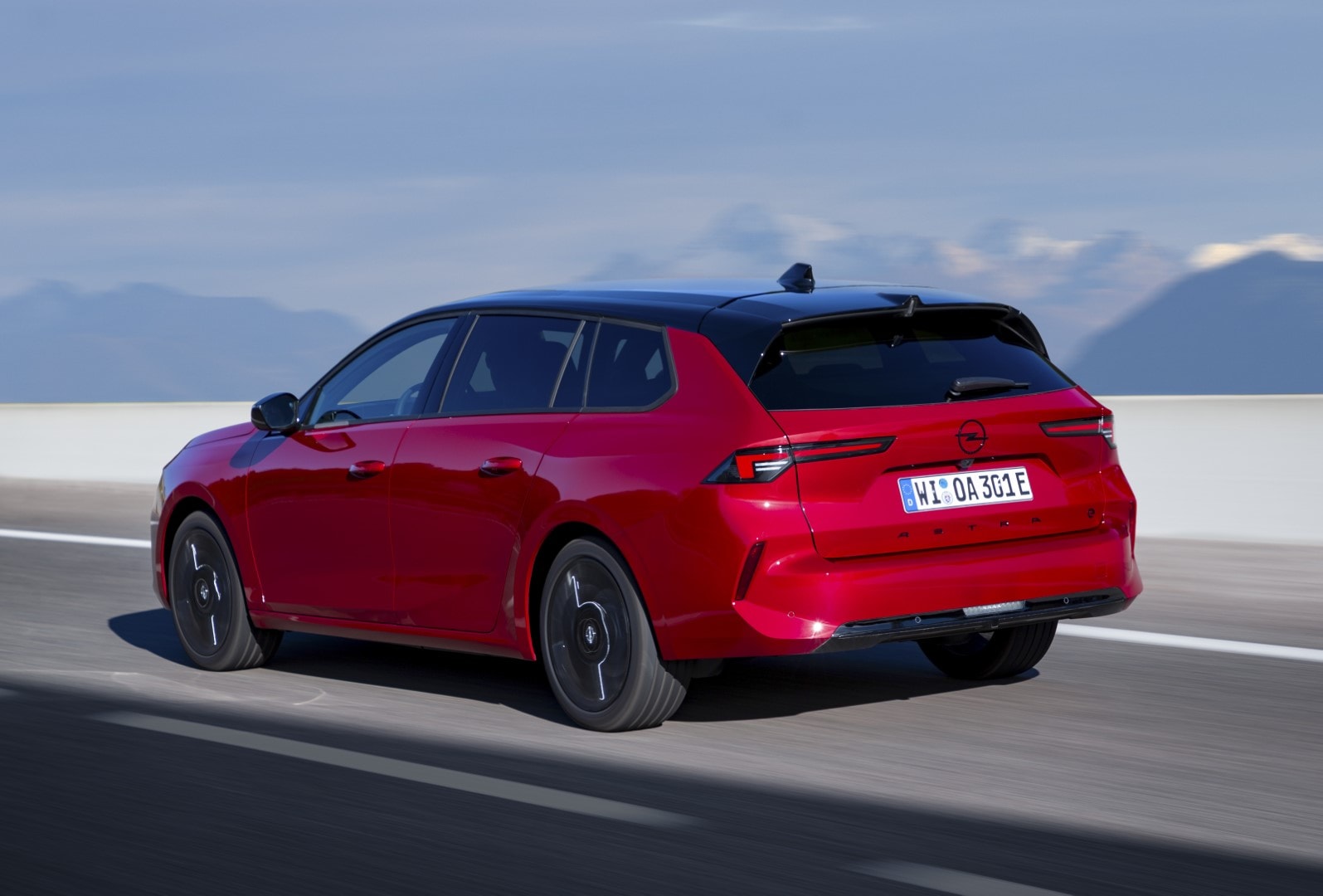 Imagen detallada de la parte trasera y lateral del Opel Astra Sports Tourer en carretera.