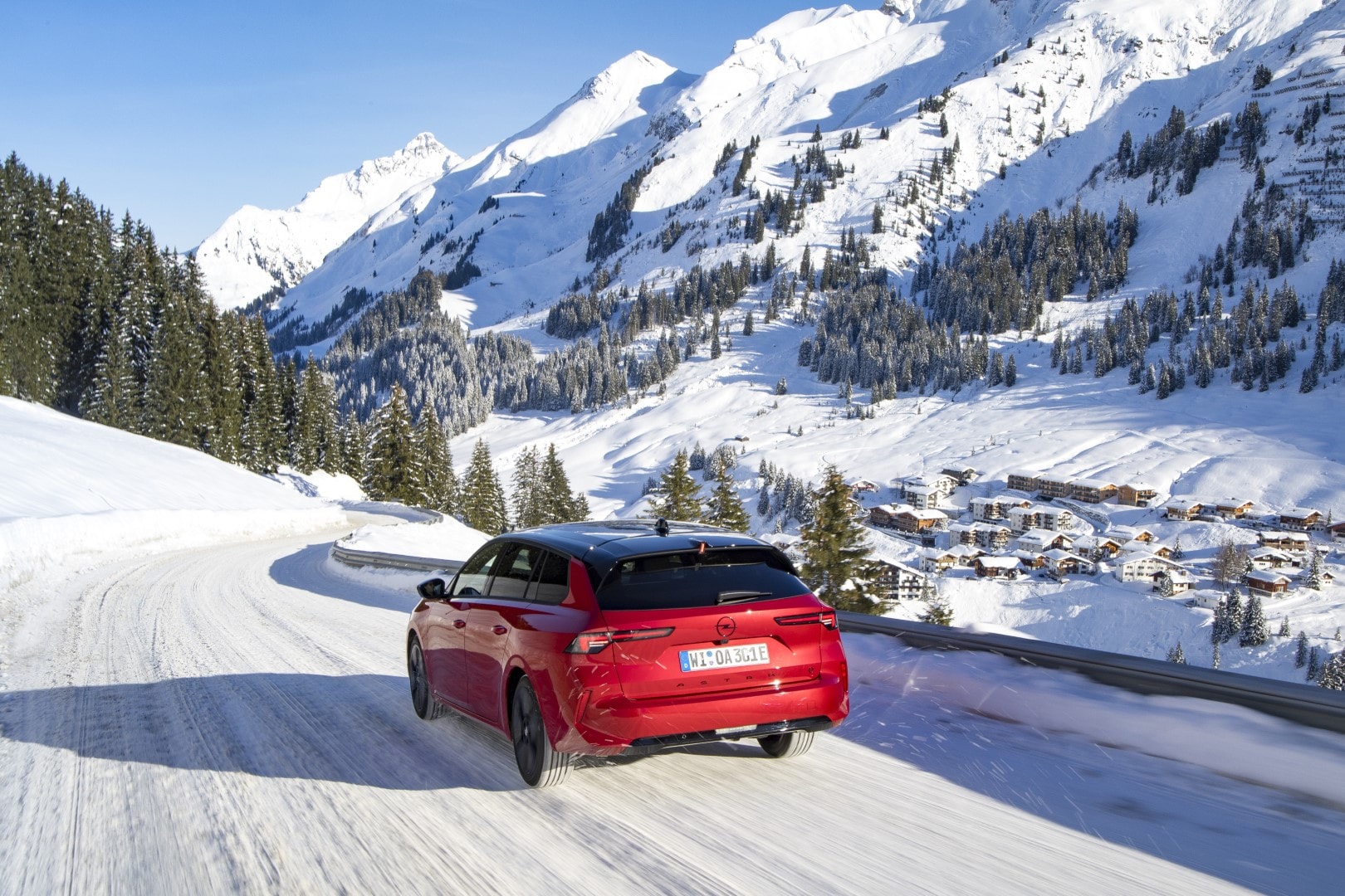 Atractiva vista trasera lateral del Opel Astra Sports Tourer circulando en condiciones invernales.