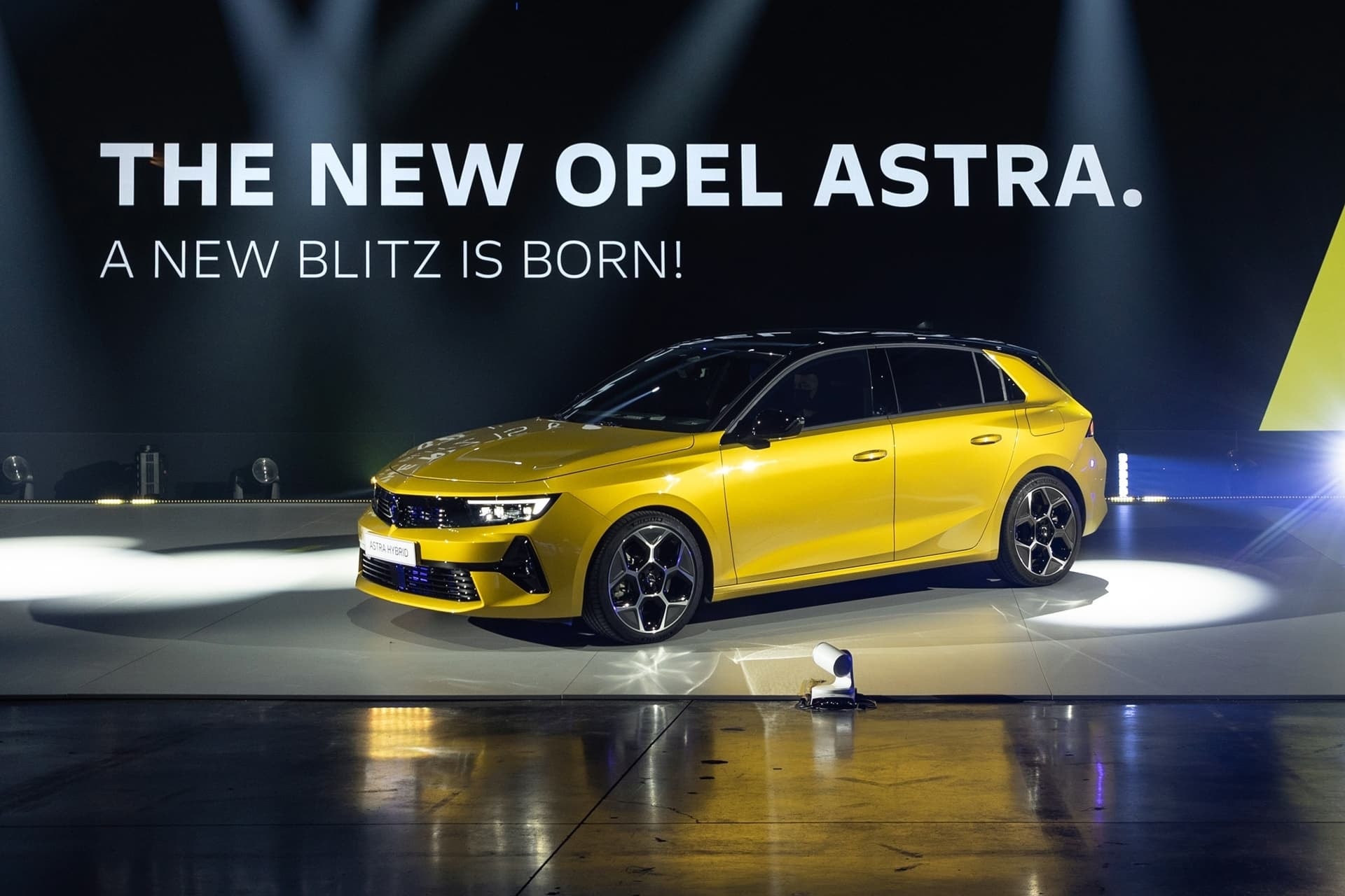 Doble presentación de los nuevos modelos Opel Astra, tanto en versión hatchback como familiar.