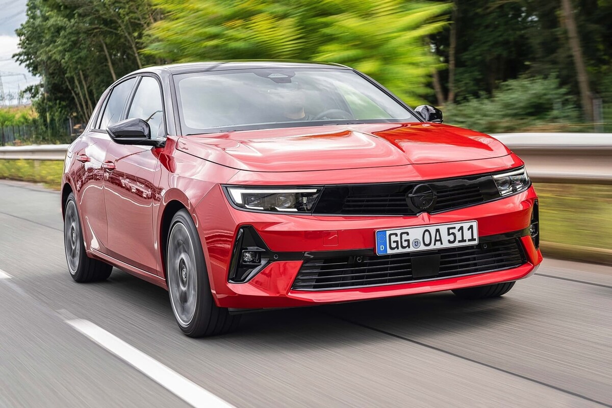 Perfil lateral del Opel Astra capturando la esencia de su diseño en movimiento. Perfil lateral del Opel Astra capturando la esencia de su diseño en movimiento.