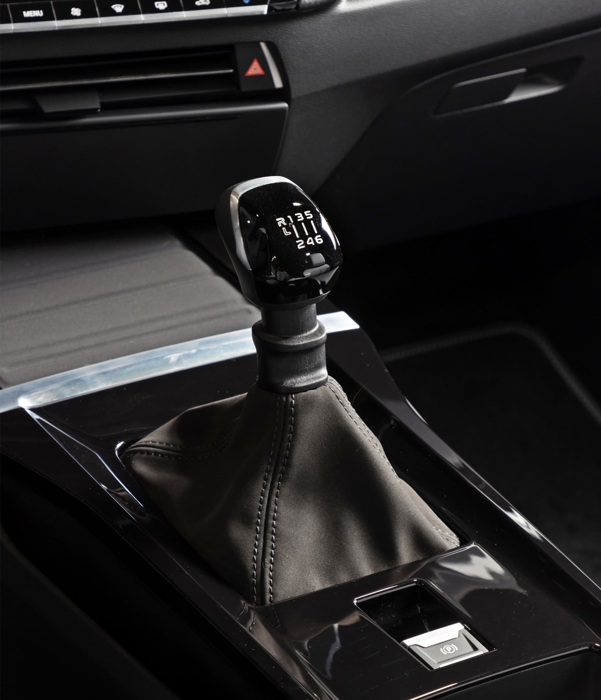 Vista más cercana de la palanca de cambios del Opel Astra, elegante en su diseño.