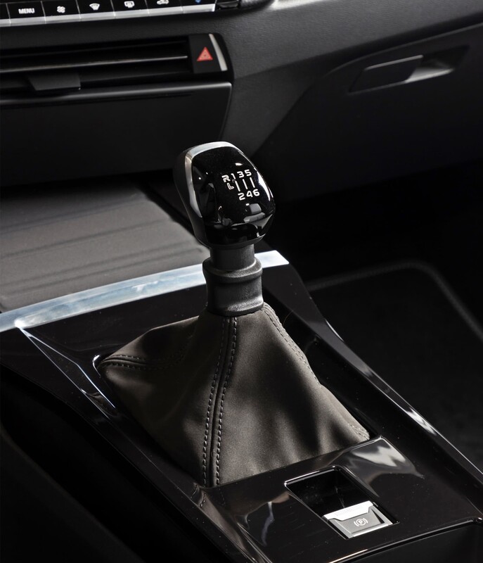 Vista más cercana de la palanca de cambios del Opel Astra, elegante en su diseño. Vista más cercana de la palanca de cambios del Opel Astra, elegante en su diseño.