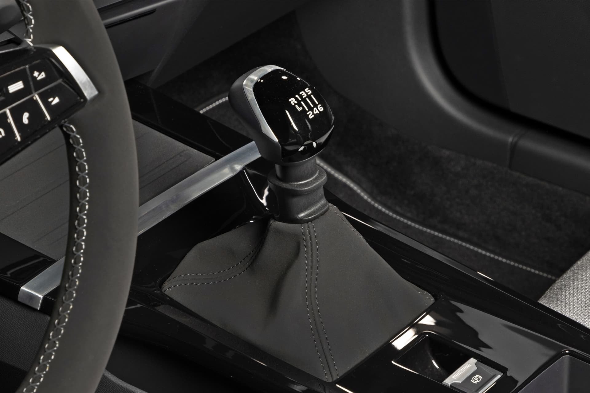 Detalle de la palanca de velocidades del Opel Astra, refinada y ergonómica.