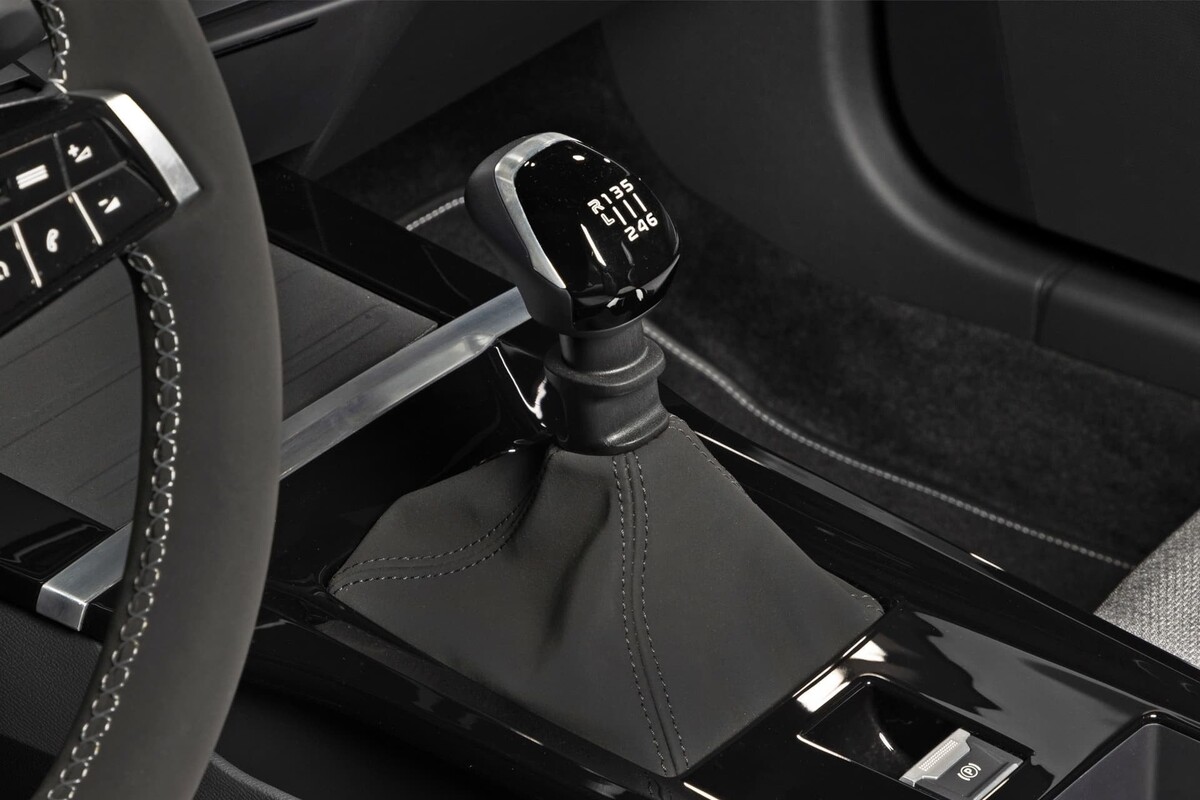 Detalle de la palanca de velocidades del Opel Astra, refinada y ergonómica. Detalle de la palanca de velocidades del Opel Astra, refinada y ergonómica.