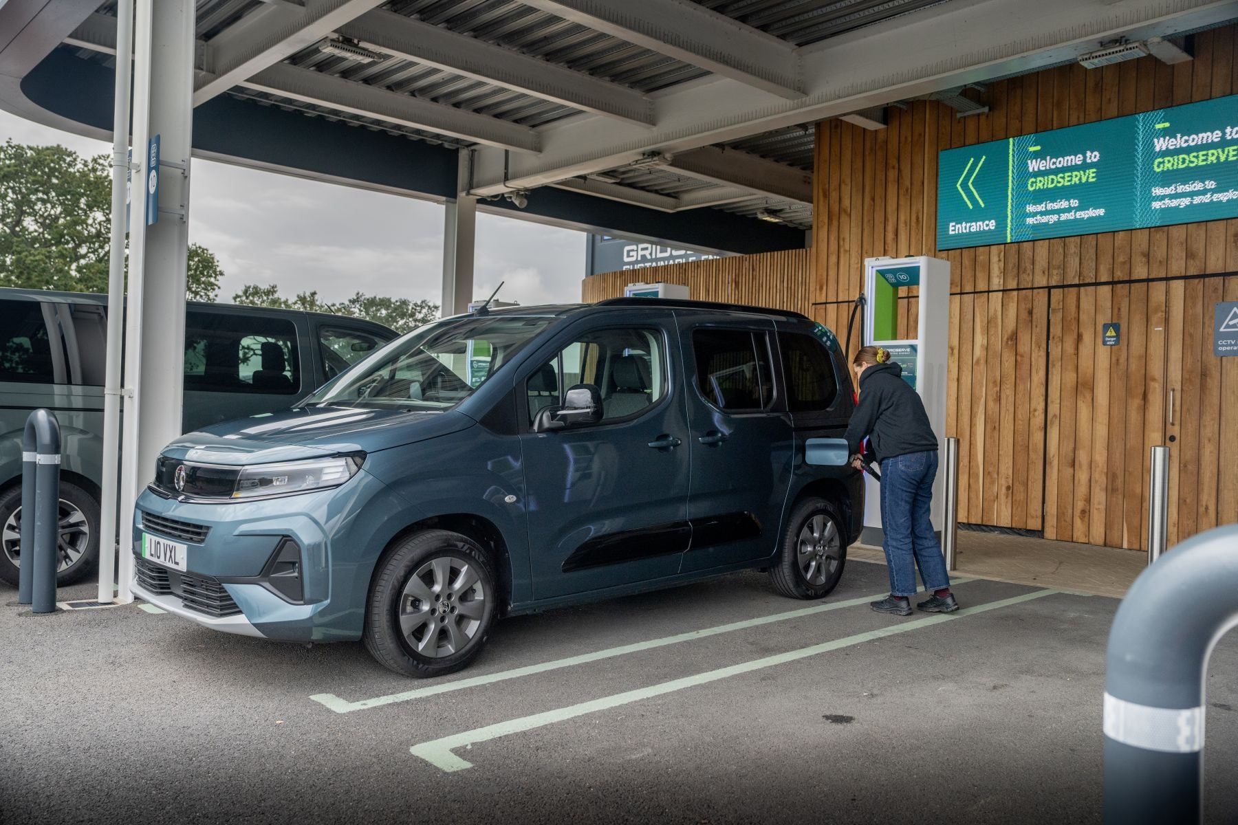 Conexión del cargador del Opel Combo-e Life en acción.