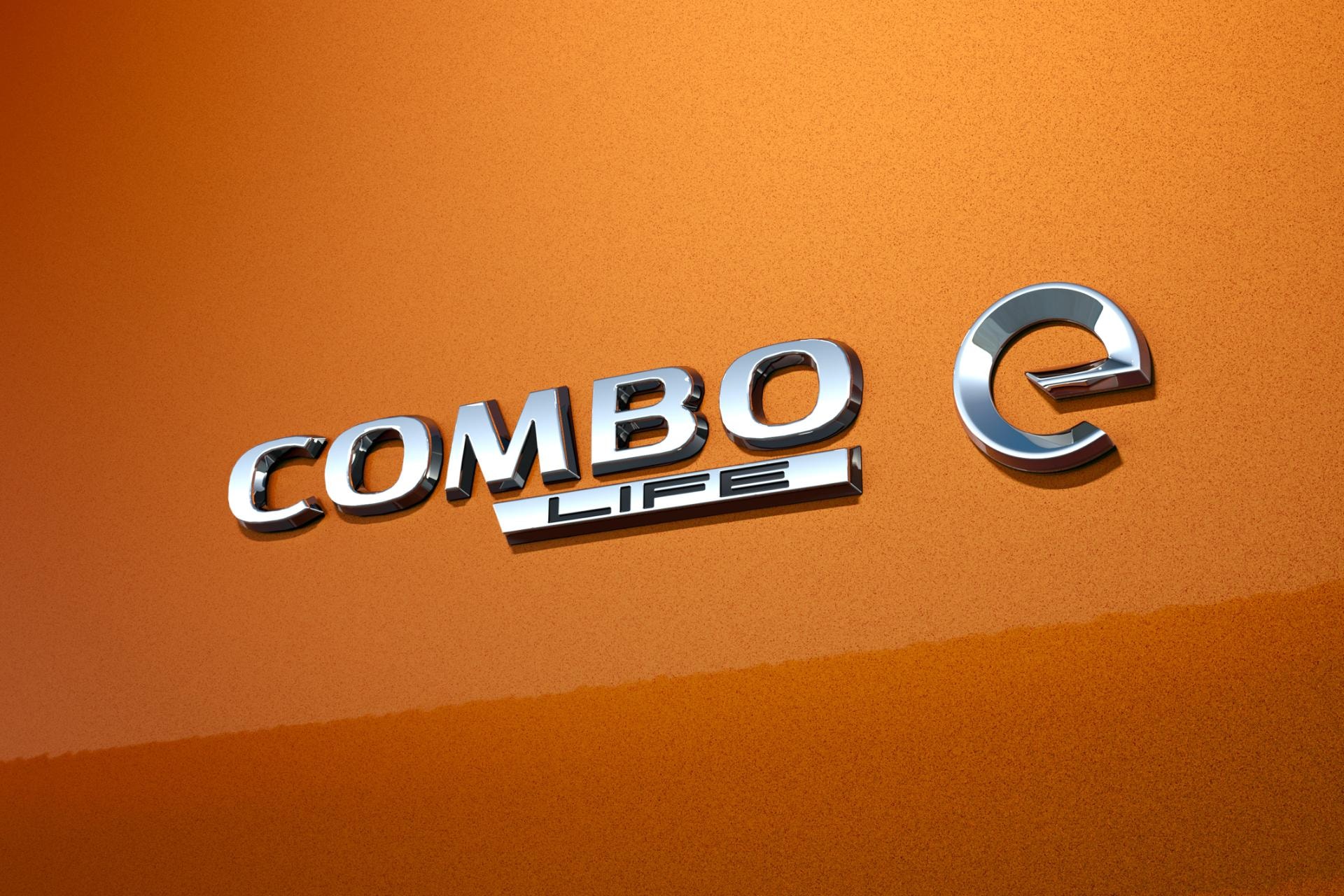 Primer plano del emblema "Combo-e Life" del vehículo