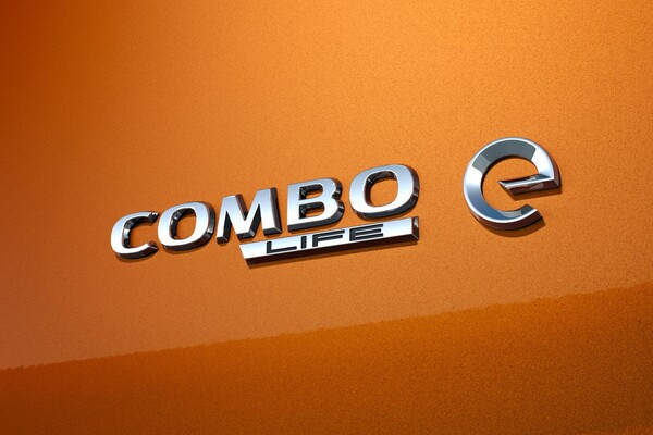Primer plano del emblema "Combo-e Life" del vehículo Primer plano del emblema "Combo-e Life" del vehículo