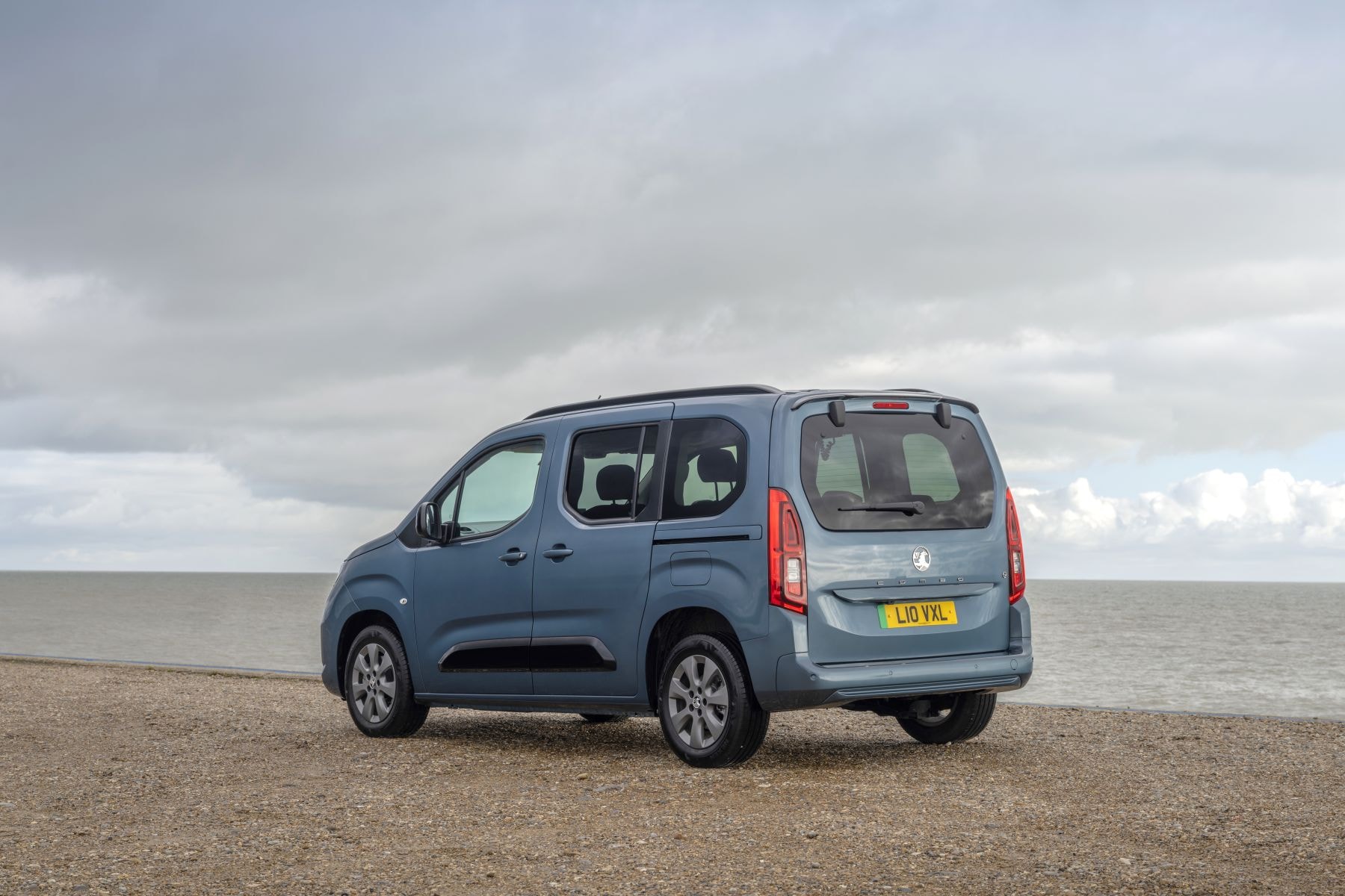 Frontal del Opel Combo-e Life, destacando su diseño moderno.