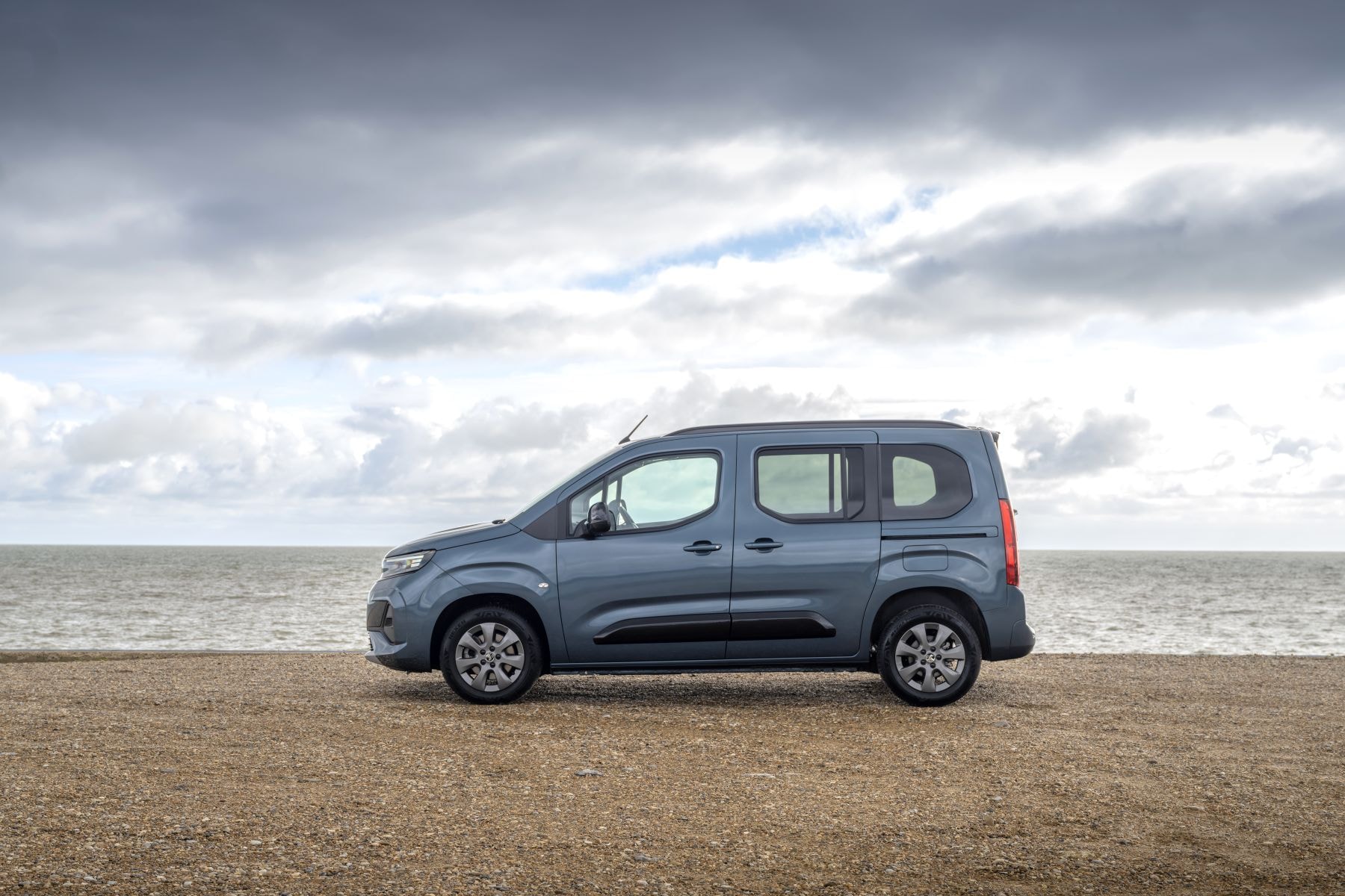Vista interior del Opel Combo-e Life, con asientos cómodos.