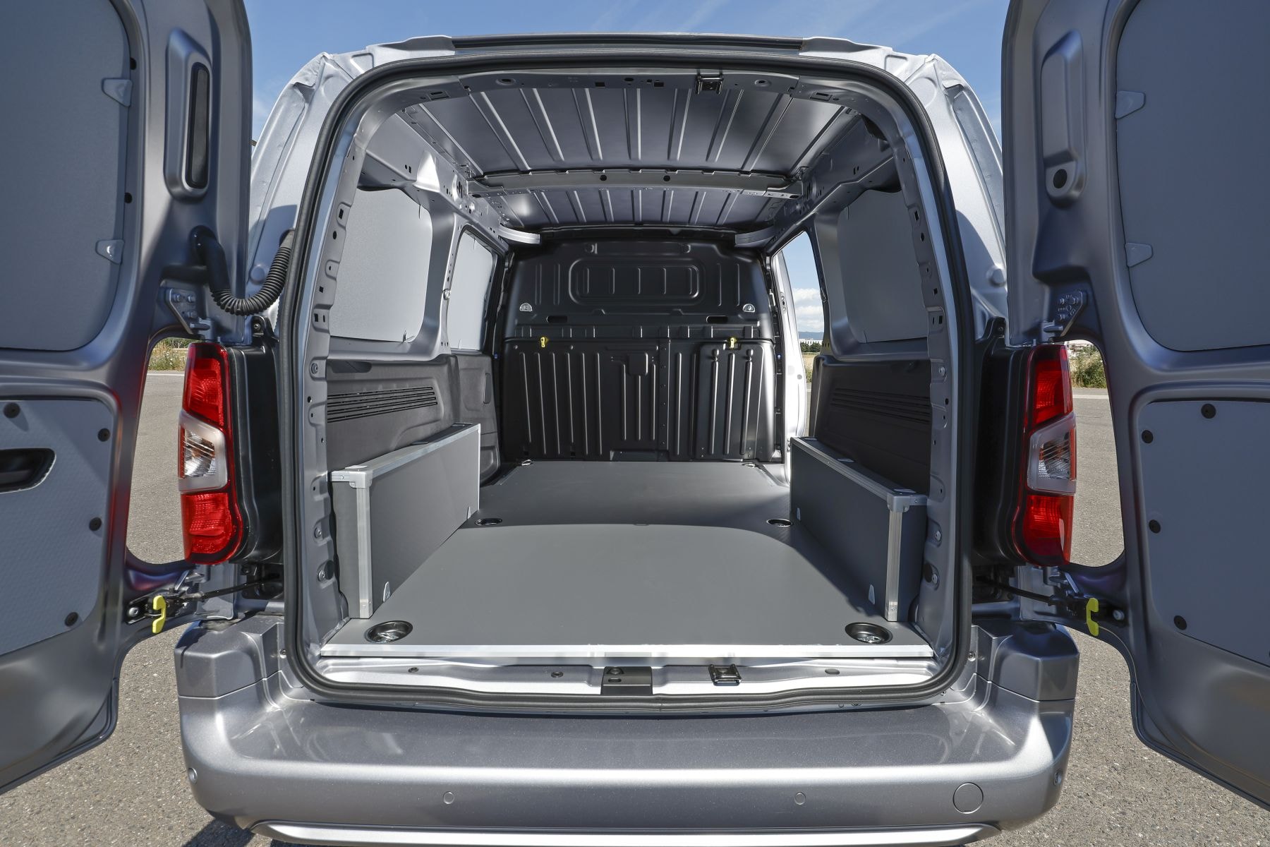 Interior del Opel Combo-e Life, destacando los asientos y tecnología