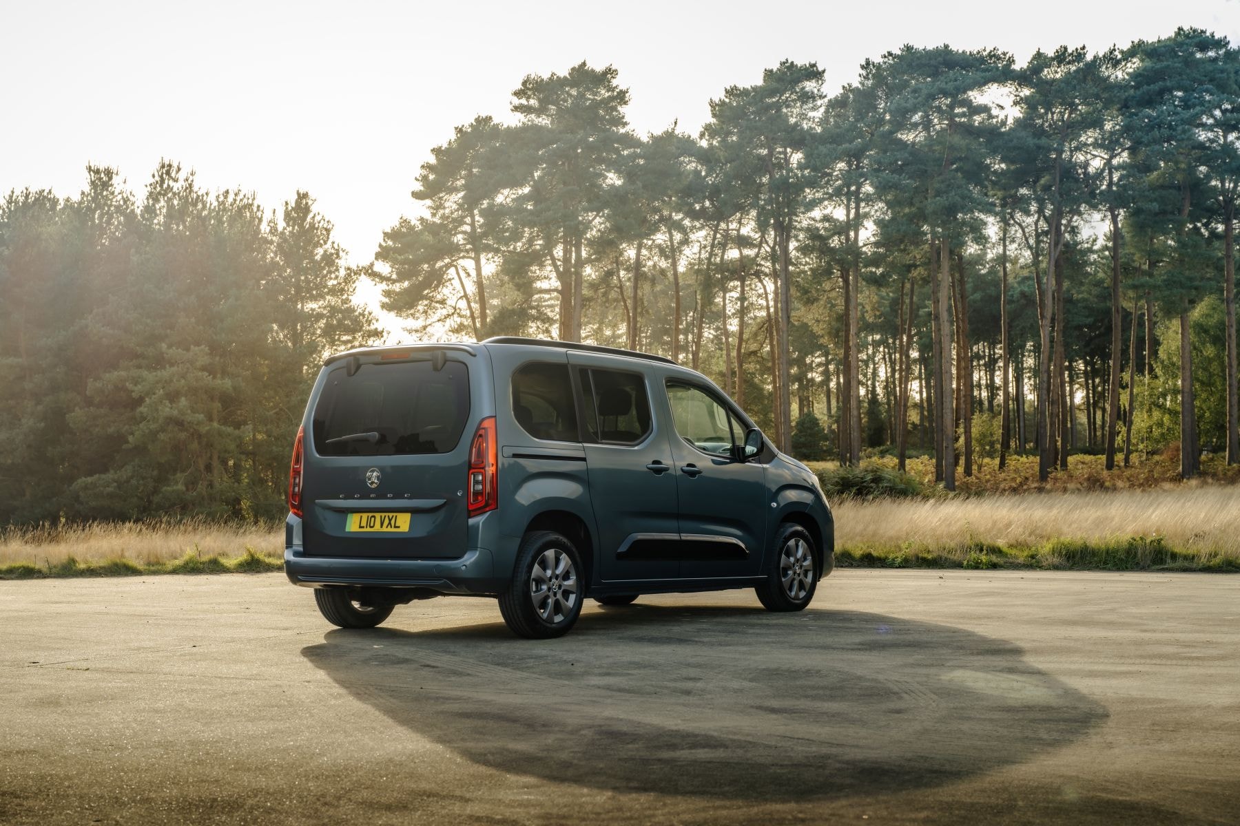Opel Combo-e Life recargándose en la naturaleza, combinando funcionalidad y estilo