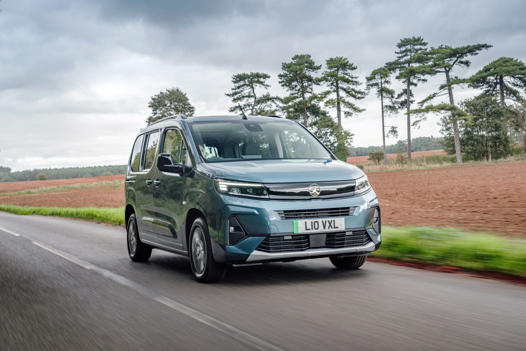 Vista trasera del Opel Combo-e Life, enfatizando su diseño práctico