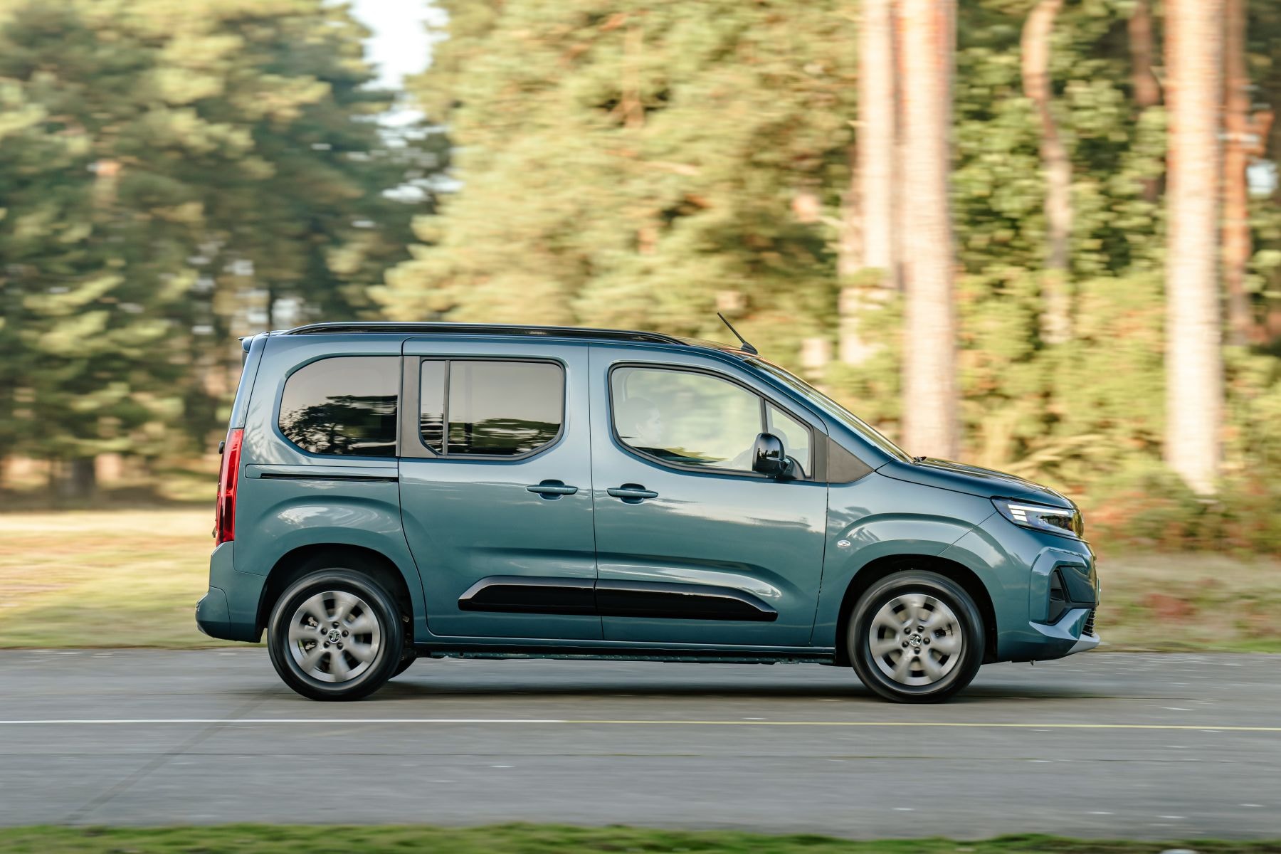 Opel Combo-e Life en movimiento, mostrando su agilidad en la carretera