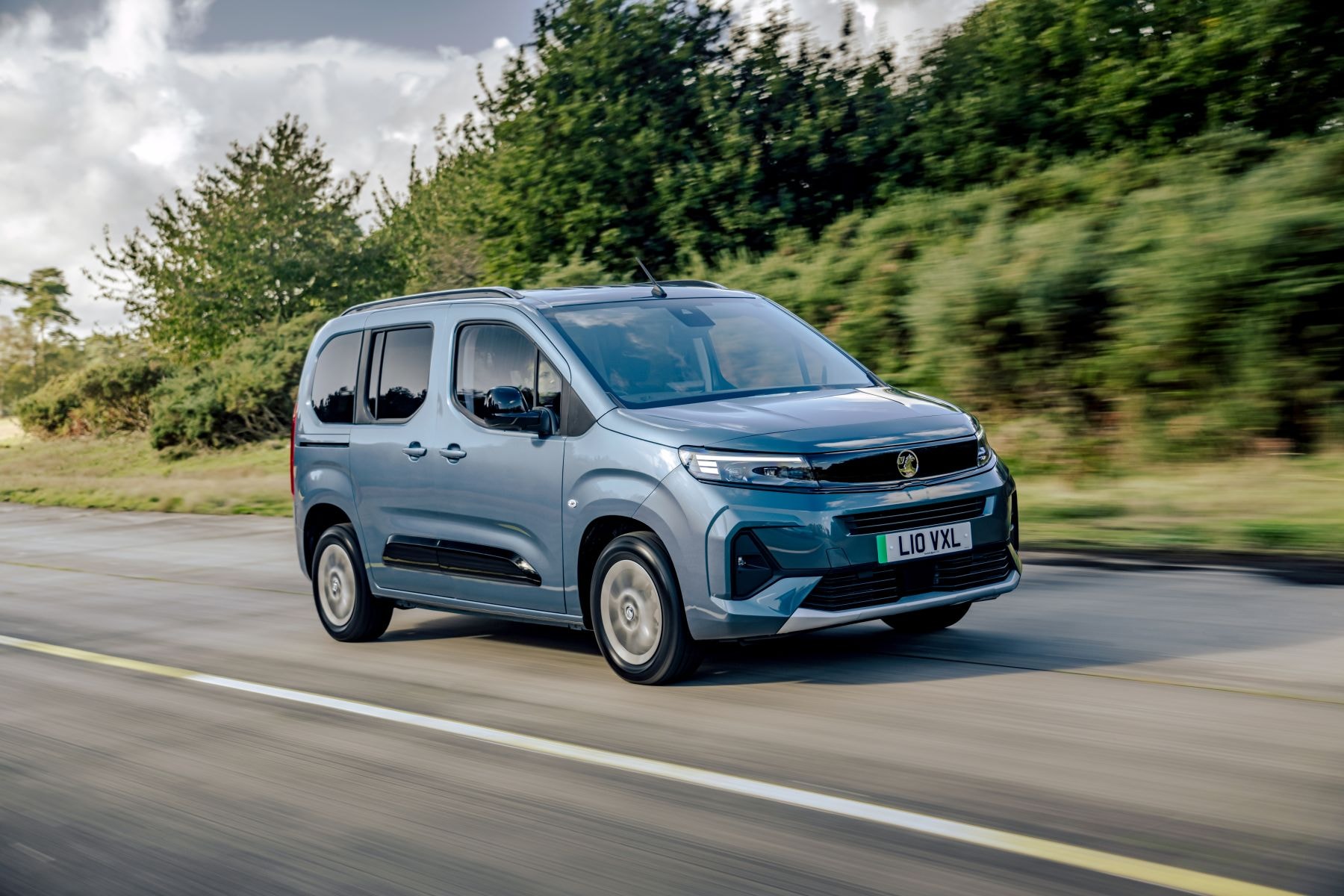 Perfil del Opel Combo-e Life, capturando su elegancia y diseño aerodinámico