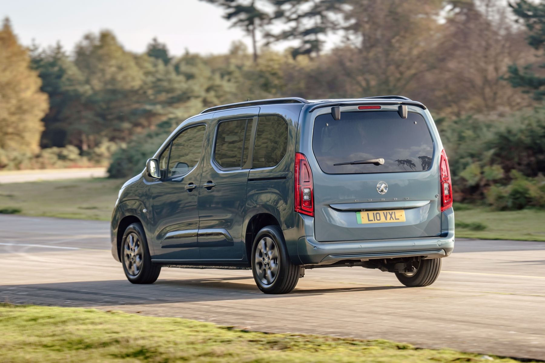 Frontal del Opel Combo-e Life, destacando su parrilla y faros modernos