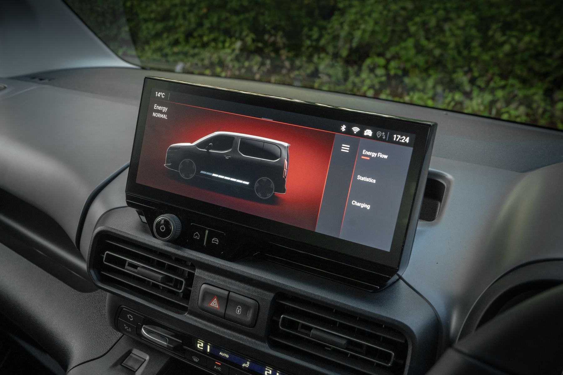 Opel Combo-e Life estacionado en un punto de carga.