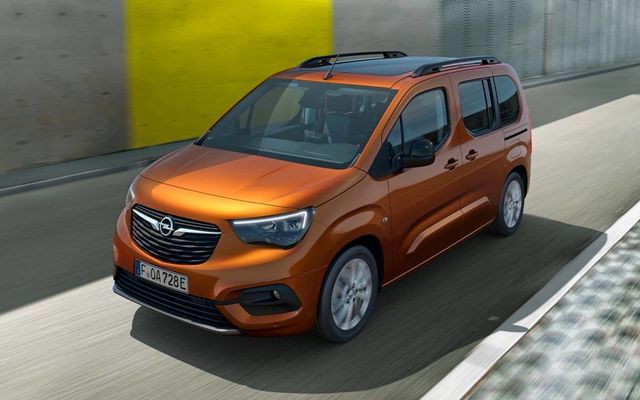 Vista dinámica del Opel Combo-e Life en ambiente urbano