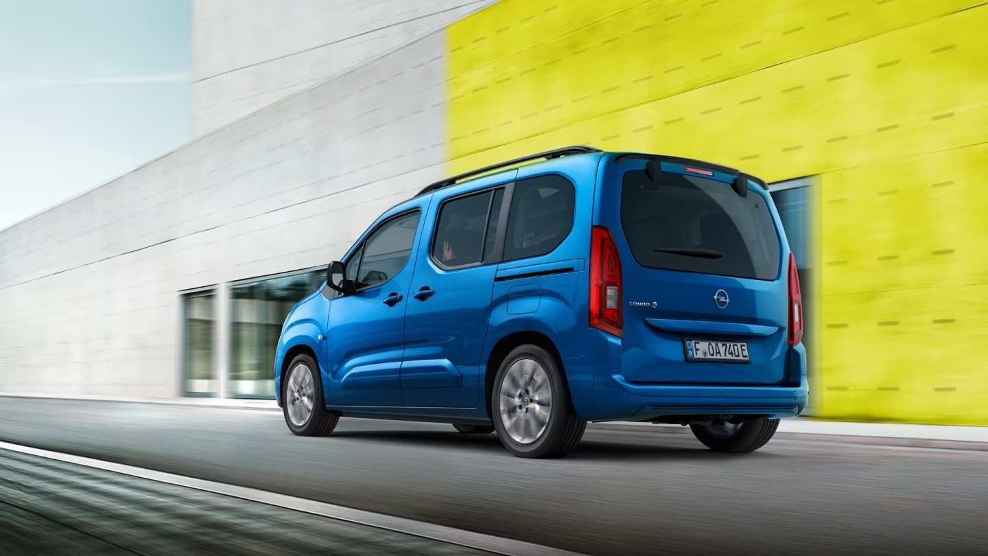 Visión en movimiento de la trasera del Opel Combo-e Life