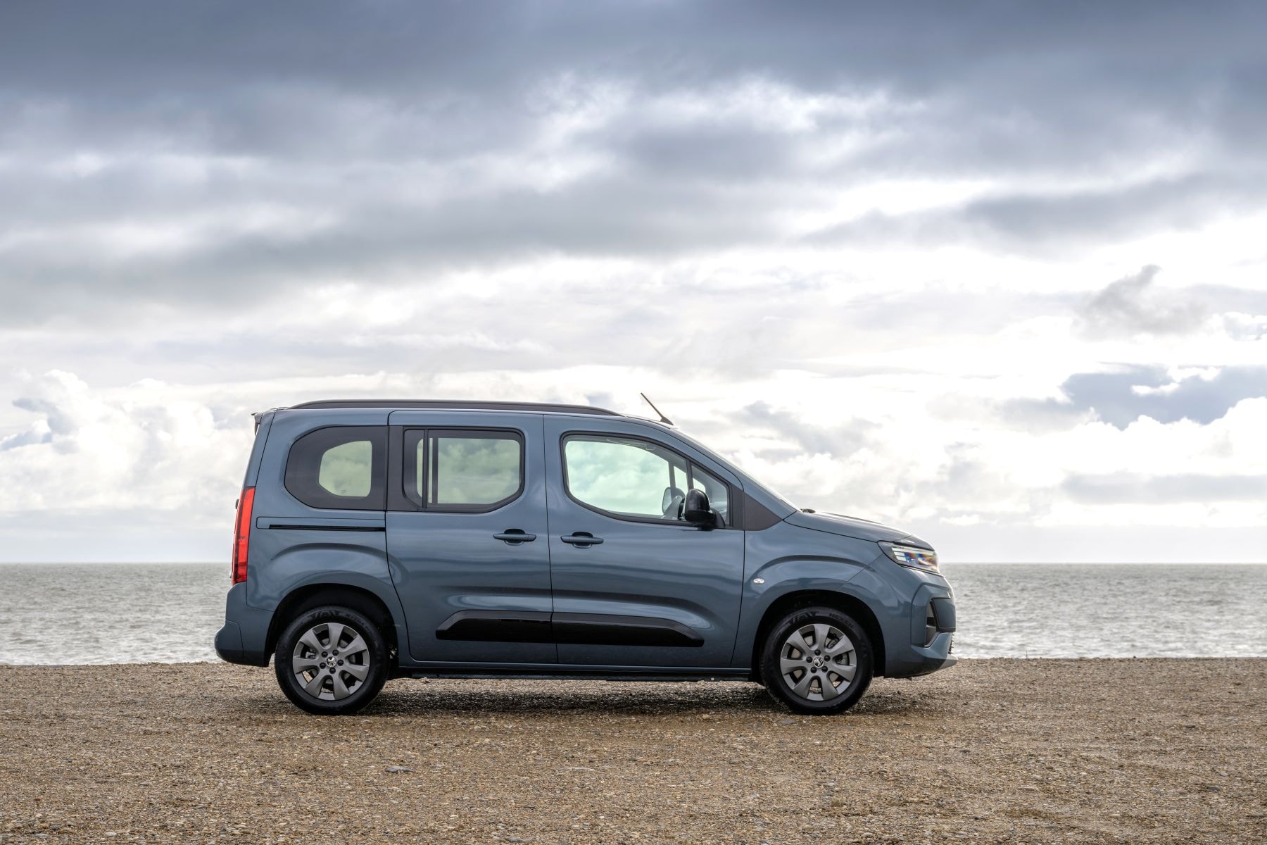 Vista trasera del Opel Combo-e Life, con diseño aerodinámico.