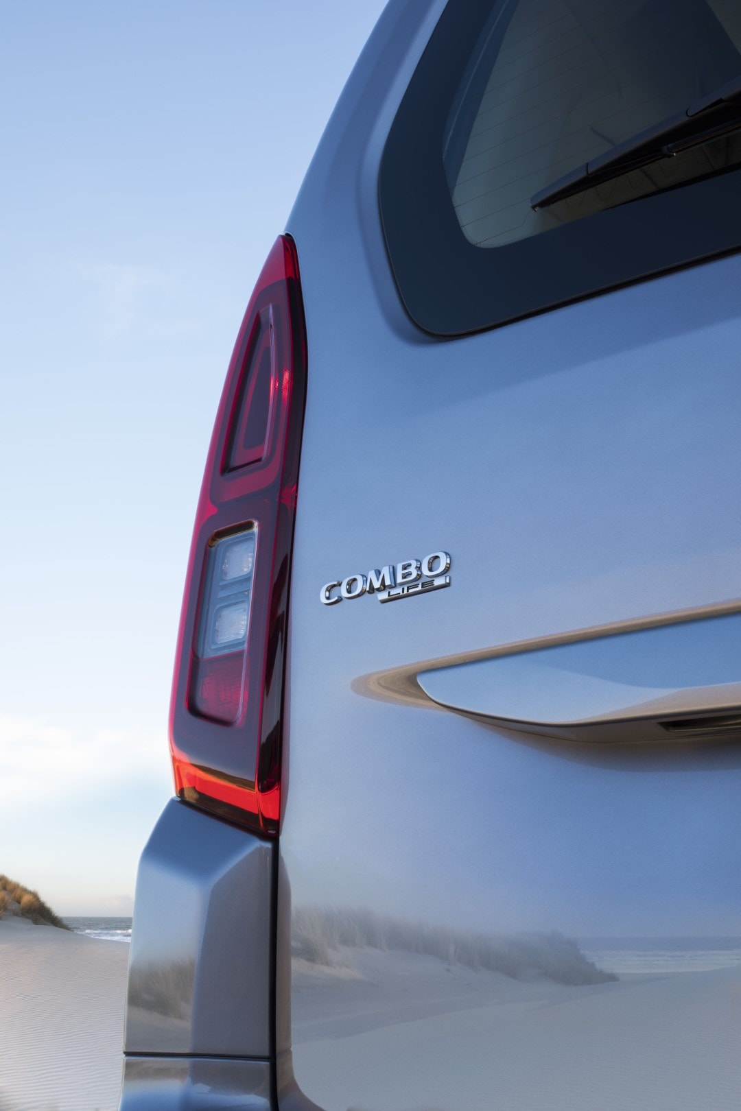 Enfoque en el emblema y la óptica posterior del Opel Combo Life.