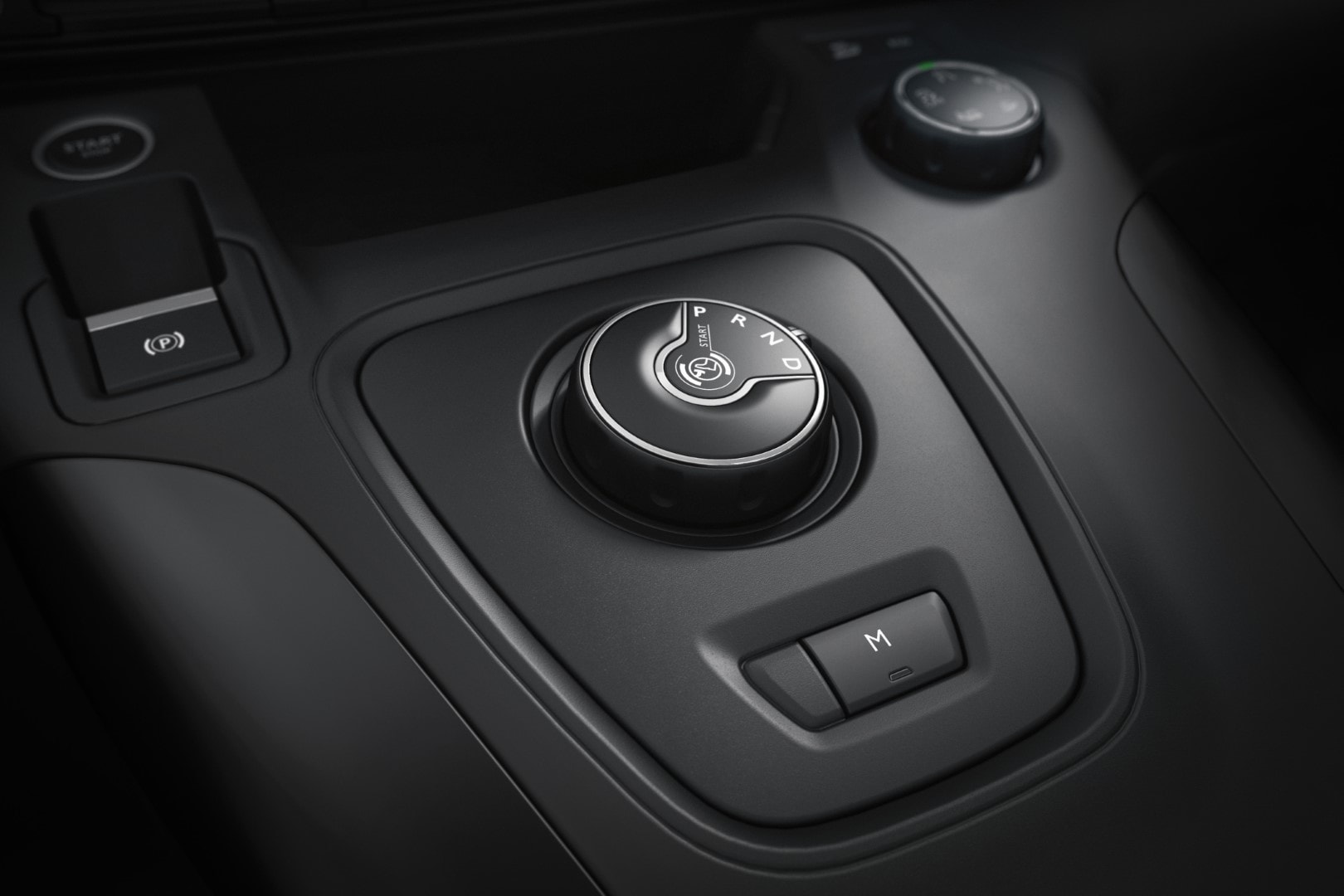 Detalle del mando de la palanca de velocidades del Opel Combo Life.