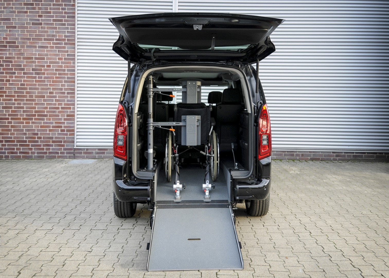 Opel Combo Life con rampa de accesibilidad demostrando su capacidad adaptativa.