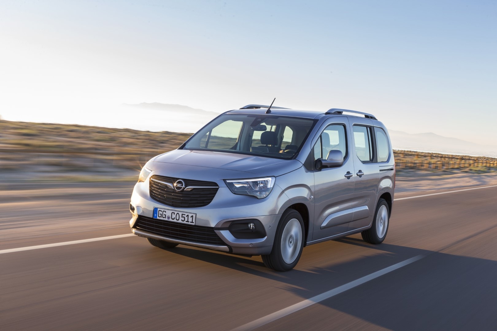 Perspectiva frontal del Opel Combo Life mostrando su diseño robusto.