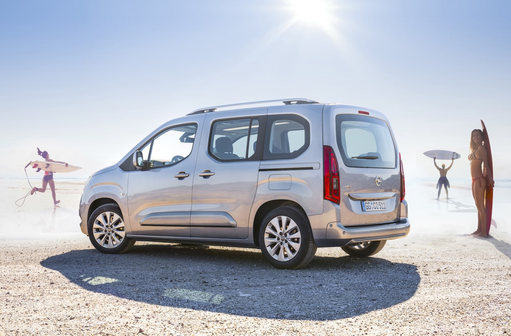 Vista lateral y trasera del Opel Combo Life aparcado, ideal para actividades al aire libre.